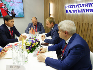 Губернатор Алтайского края Виктор Томенко и глава Республики Калмыкия Бату Хасиков утвердили план мероприятий до 2026 года к соглашению о сотрудничестве регионов