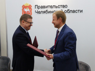 Губернатор Алтайского края Виктор Томенко и Губернатор Челябинской области Алексей Текслер подписали план мероприятий до 2026 года по развитию сотрудничества регионов