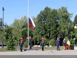 В День России 12 юным жителям столицы Алтайского края вручили паспорта