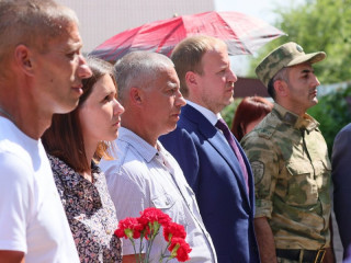 Губернатор Алтайского края Виктор Томенко: Мы все должны помнить о геройски погибшем земляке Олеге Шипицине