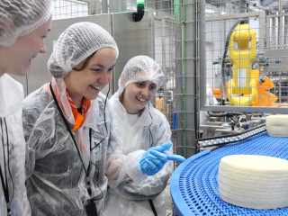 В рамках проекта «Здравствуй, Россия!» юные соотечественники посетили маслосырзавод в Алтайском крае