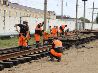 В Барнауле собирают рельсы для устройства на новом путепроводе