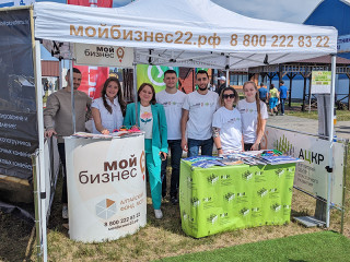 Специалисты центра «Мой бизнес» провели консультации для посетителей «Дня сибирского поля» в Алтайском крае