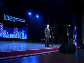 Губернатор Алтайского края Виктор Томенко принял участие в мероприятии, посвященном Дню строителя