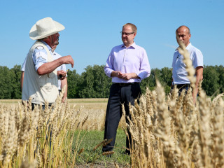 Губернатор Алтайского края Виктор Томенко поручил обеспечить специальной техникой селекционеров научного центра агробиотехнологий