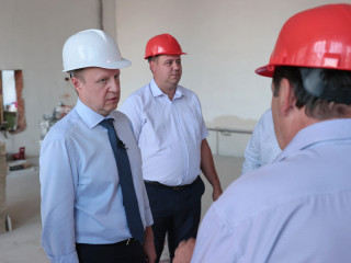 Губернатор Алтайского края Виктор Томенко лично проконтролировал ход работ по ремонту школы в селе Ракиты Михайловского района