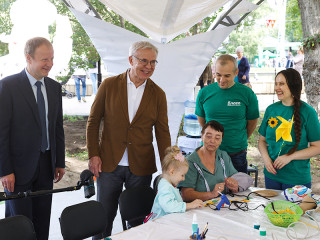 Губернатор Виктор Томенко посетил семейный гастрономический фестиваль «Алтайские бренды. Из сердца Алтая»
