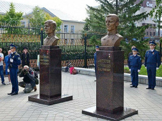 В Барнауле открыли памятники героям-летчикам