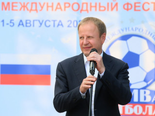 Губернатор Виктор Томенко на открытии краевых соревнований по футболу поблагодарил семью Геннадия и Алексея Смертиных за поддержку детского спорта