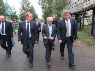 Губернатор Алтайского края Виктор Томенко и полпред Президента России в СФО Анатолий Серышев обсудили перспективы развития оборонно-промышленного комплекса в наукограде Бийске