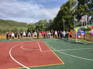 Более полутора миллионов рублей направили на создание универсальной спортивной площадки в Солонешенском районе Алтайского края