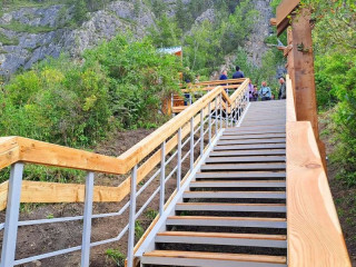 Благодаря грантовой поддержке в Алтайском крае построили лестницу к Денисовой пещере