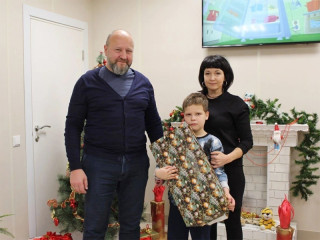 Зампредседателя Правительства Алтайского края Денис Губин исполнил желание маленького барнаульца в рамках акции «Елка желаний»