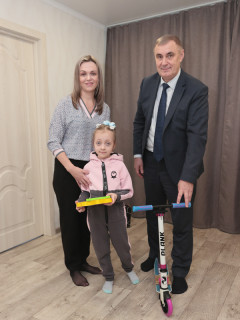 Заместитель Председателя Правительства Алтайского края Валерий Усачев исполнил мечты еще двух юных участников акции «Елка желаний»