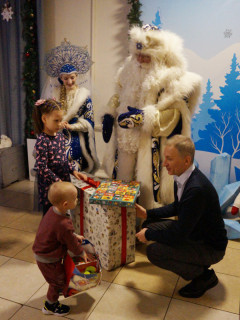 Зампредседателя Правительства Алтайского края, министр экономического развития региона Евгений Дешевых исполнил мечты двух детей – участников акции «Елка желаний»