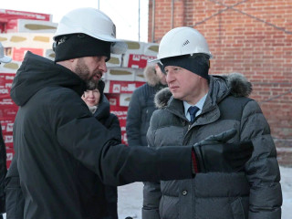 Губернатор Виктор Томенко проинспектировал ход ремонтных работ в военно-историческом отделе Алтайского краеведческого музея