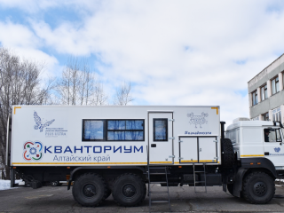 Мобильный технопарк «Кванториум» продолжает занятия в школах Алтайского края