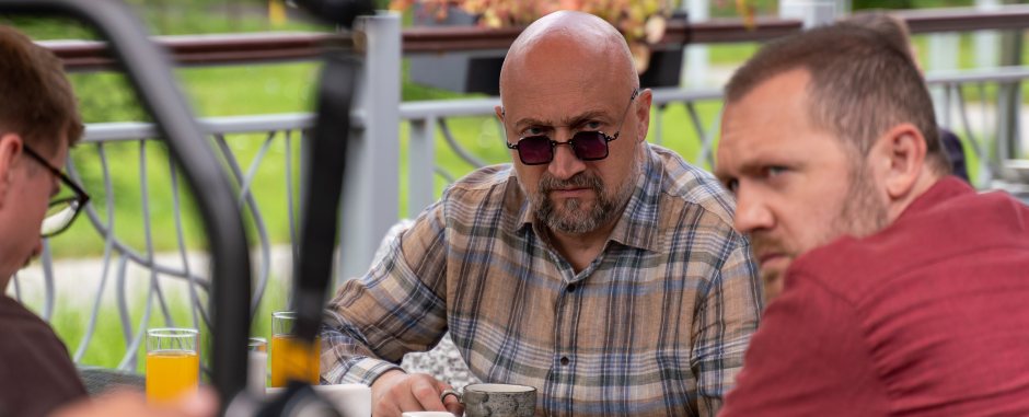 Безбашенный экшн, уморительная комедия и поиски суперзлодеев в новом сериале PREMIER «Красный 5»