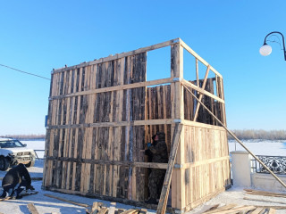 В Барнауле строят крещенский городок