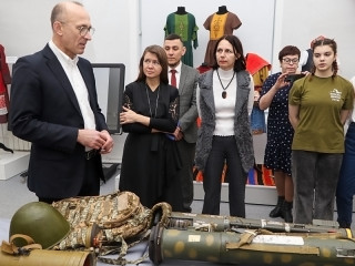 Алтайские бойцы передали в музей трофейное оружие из зоны специальной военной операции