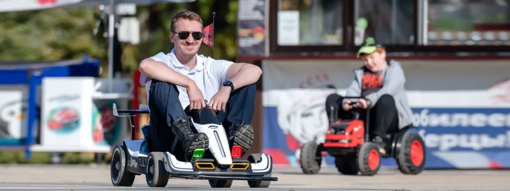 Телеканал ТНТ покажет скетчком-сериал «На работу!» с Анастасией Резник и Ильей Аксеновым в роли семейной пары