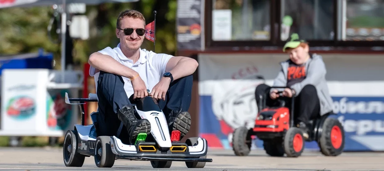 Телеканал ТНТ покажет скетчком-сериал «На работу!» с Анастасией Резник и Ильей Аксеновым в роли семейной пары