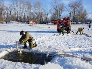 В Барнауле прошли соревнования пожарных по боевому развертыванию