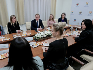 Губернатор Алтайского края Виктор Томенко встретился с женами военнослужащих, погибших в зоне специальной военной операции