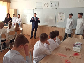 Министр здравоохранения Алтайского края научил школьников Барнаула оказывать первую помощь