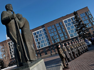 Губернатор Алтайского края принял участие в возложении цветов на Мемориале Славы в Барнауле