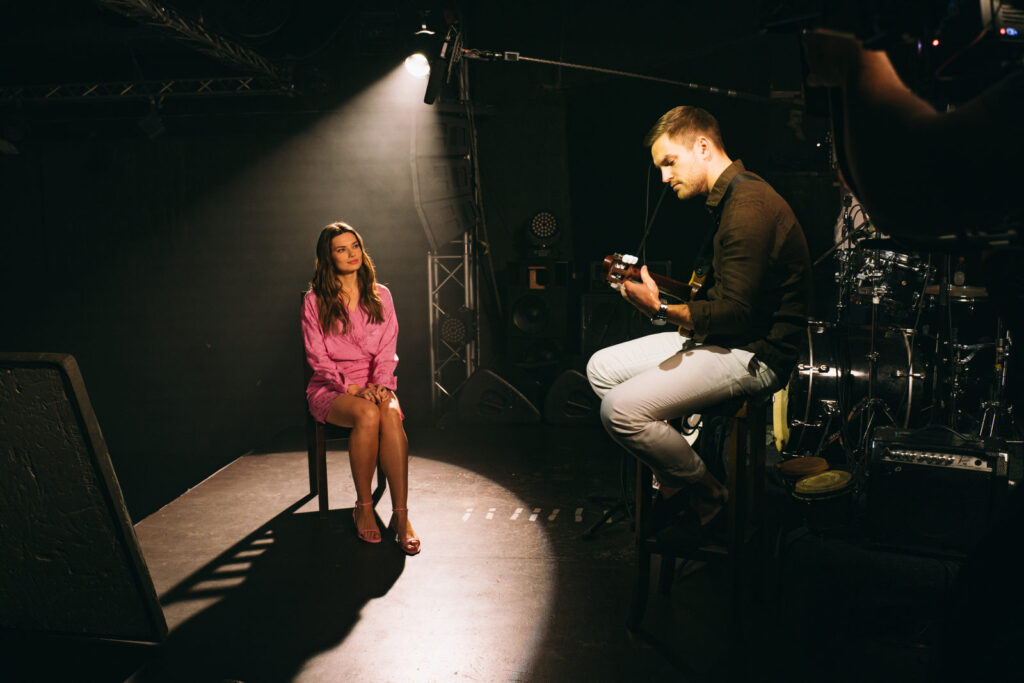 Премьера российской адаптации мирового хита «Постучись в мою дверь» будет доступна зрителям онлайн-кинотеатров Okko и Premier с 12 февраля