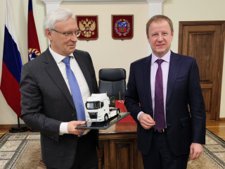 Губернатор Алтайского края Виктор Томенко и гендиректор компании «КАМАЗ» Сергей Когогин обсудили перспективы сотрудничества