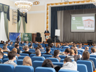 В Алтайском крае аграриям четырех регионов России рассказали о перспективных технологиях уборки и хранения зерновых