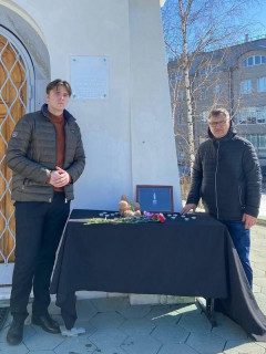 В Алтайском крае люди приходят с цветами к стихийным мемориалам, чтобы почтить память погибших в теракте в подмосковном «Крокус Сити Холле»