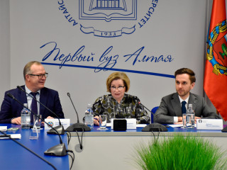 Гендиректор общества «Знание» Максим Древаль обсудил с алтайскими студентами помощь бойцам СВО