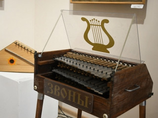 Уникальную выставку авторских музыкальных инструментов открыли в Барнауле