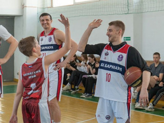 Алтайские баскетболисты продолжили традицию мастер-классов занятием в Первомайском районе