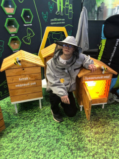 Посетители стенда Алтайского края на Международной выставке «Россия» подтверждают: самый полезный и правильный сон – на ульях