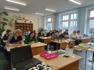 В рамках стажерской практики алтайские школьники и педагоги вместе изучают возможности оборудования «Точки роста»