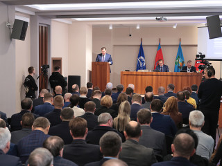 Губернатор Виктор Томенко поблагодарил руководителей промышленных предприятий Алтайского края за высокие темпы роста объемов производства