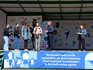 В Барнауле родителей школьников собрали на образовательный пикник