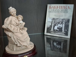 Коллекцию фарфоровых статуэток, посвященных чтению, представили в Алтайской краевой детской библиотеке