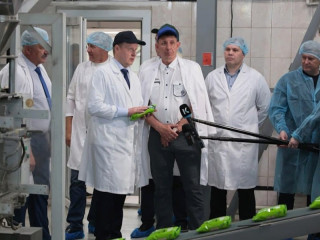 Губернатор Алтайского края Виктор Томенко в ходе посещения крупного агрохолдинга в Советском районе обсудил вопросы господдержки сельхозпредприятий