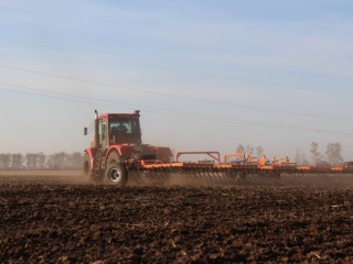 Аграрии Алтайского края провели раннее весеннее боронование на площади более 1,3 миллиона гектаров