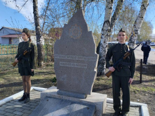 Более 300 школьников столицы Алтайского края несут почетную вахту у памятных мест города