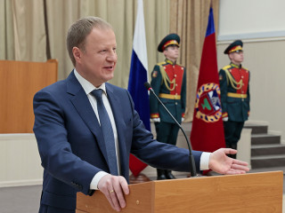 Губернатор Алтайского края Виктор Томенко вручил сельским педагогам премии имени Степана Титова и поблагодарил их за просветительскую деятельность