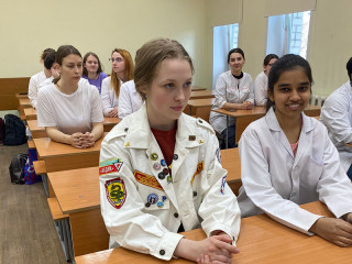 Бойцы студотрядов Алтайского государственного медицинского университета проходят обучение по программе подготовки младших медсестер