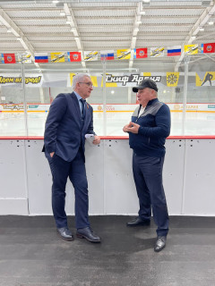Заместитель Председателя Правительства Алтайского края Виталий Снесарь ознакомился с планами развития детской хоккейной школы «Скифы» в Павловском районе