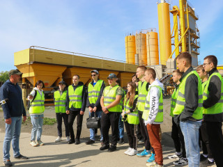 Алтайские студенты увидели работу строительной лаборатории