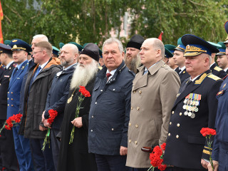 Торжественные мероприятия, посвященные Дню пограничника, начались в Алтайском крае с возложения цветов на Мемориале Славы
